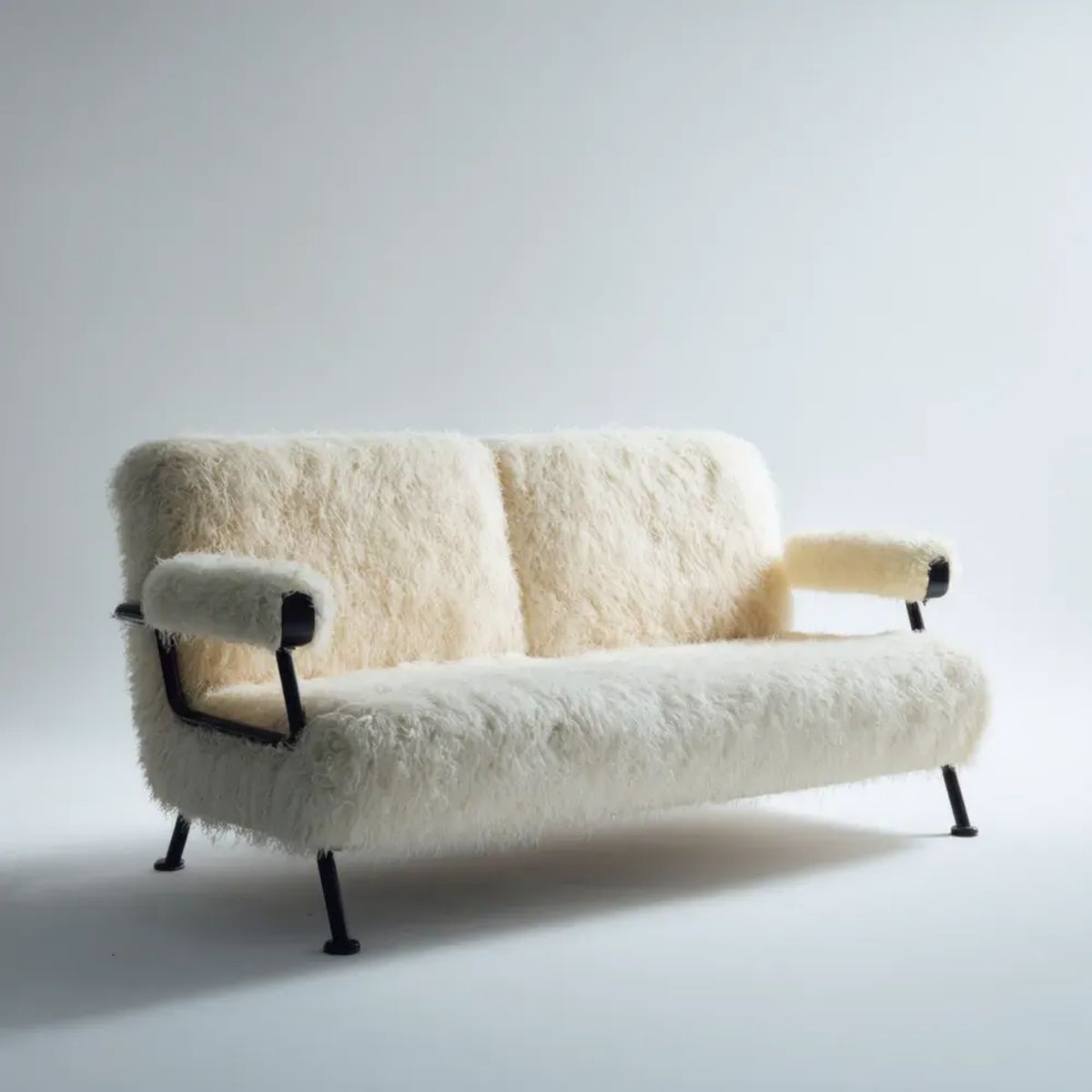 Dwuosobowa sofa kremowa z poliestru, stalowe nogi, 150 x 82 x 78 cm