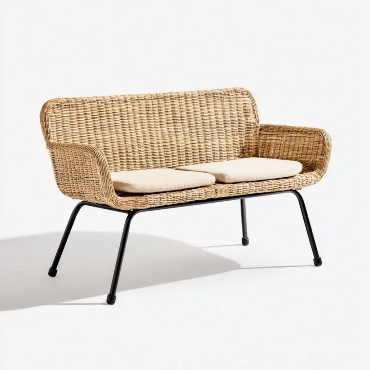 Dwuosobowa sofa z rattanu naturalnego z beżowymi poduszkami i stalowym stelażem, 120 x 65 x 80 cm